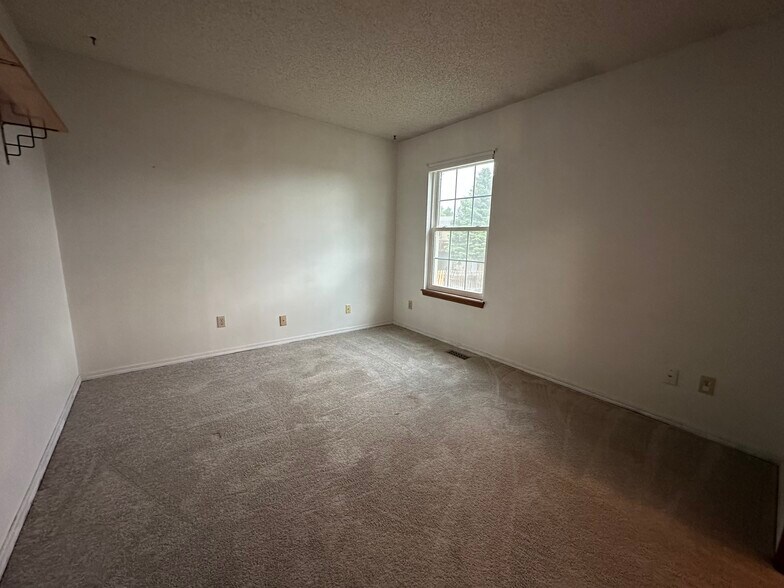 Building Photo - 102 Comanche Ct