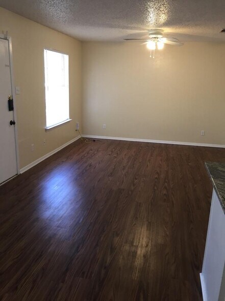 COMING SOON. WILL BE NEWLY RENOVATED, WILL HAVE NEW WIDE PLANK FLOORING THROUGHOUT/GRANITE COUNTERS - 3208 Matthews Dr