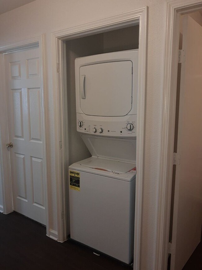 Building Photo - Converse 3 Bedroom Townhouse with Attached...