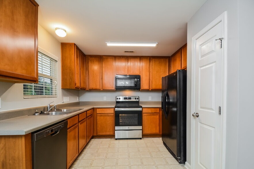 Building Photo - 923 Red Oak Tree Dr