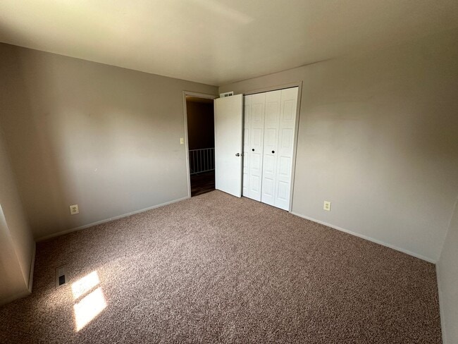 Building Photo - 2 Bedroom Townhome in Western Schools