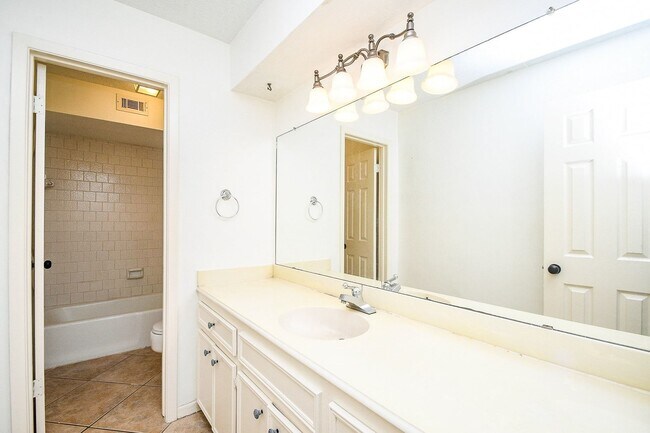 Building Photo - 6702 Spring Leaf Dr