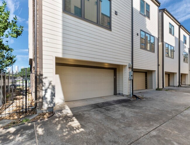 Building Photo - 1419 Nagle St