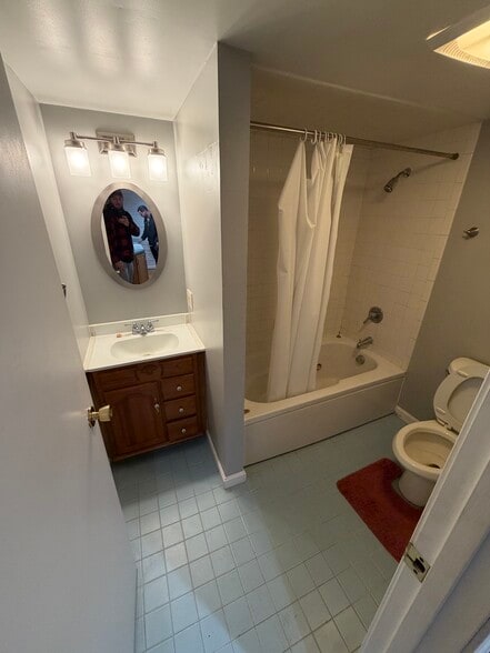 Building Photo - 402 Main St