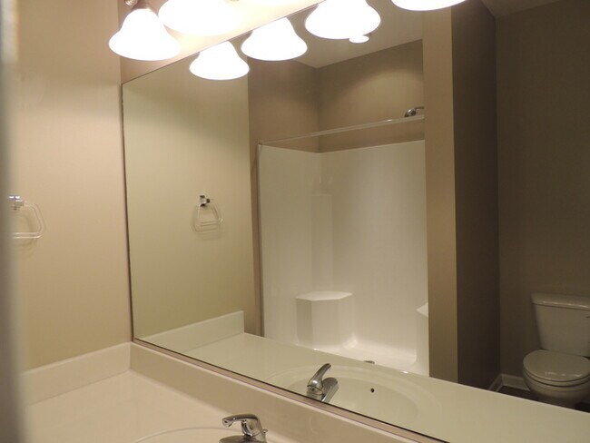 Building Photo - 3 bed, 2 bath, 2 car garage townhouse w/ bonus room in West Knoxville