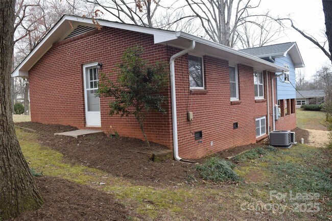 Building Photo - Available July 1st! $1950.00/month