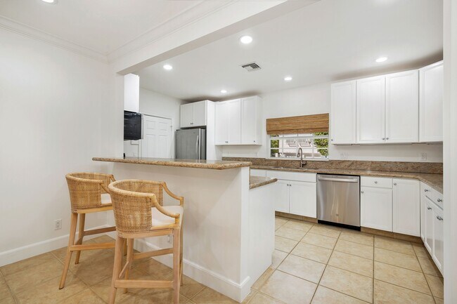 Building Photo - 230 Osceola Way