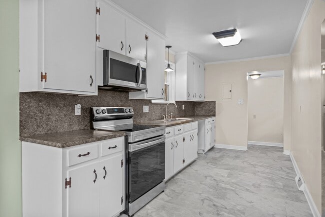 Building Photo - 205 Fieldstone Cir