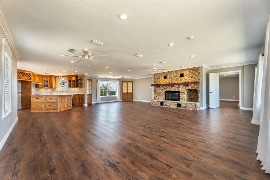 Building Photo - 6200 N Interstate 45 Service Rd