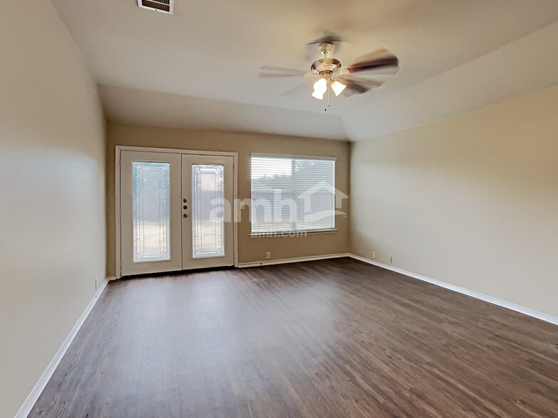 Building Photo - 3002 Marigold Dr