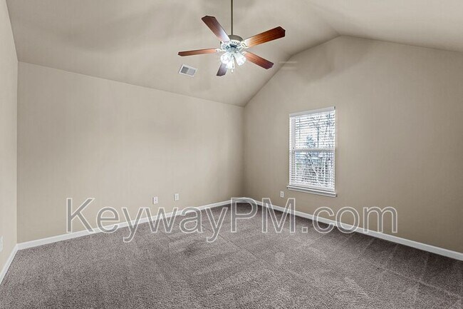 Building Photo - 456 Lory Ln