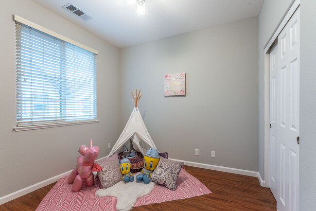 Building Photo - 1070 Tourmaline Ter