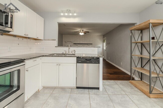 Building Photo - 2953 Moffett Ave