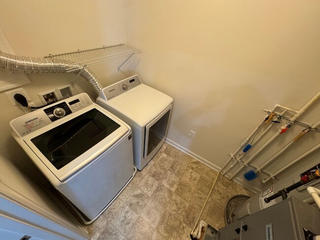 Building Photo - Gorgeous 2 Bed 2 Bath End-Unit Townhome In...