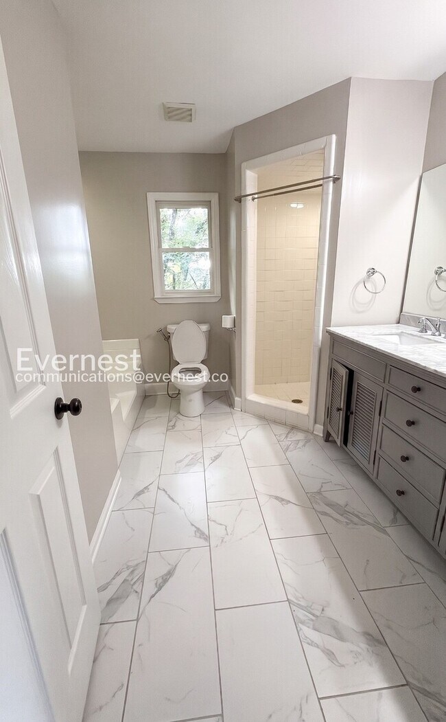 Building Photo - 3 Bed/2.5 Bath Home with Off-Street Parking / Pet-Friendly / Available Now!