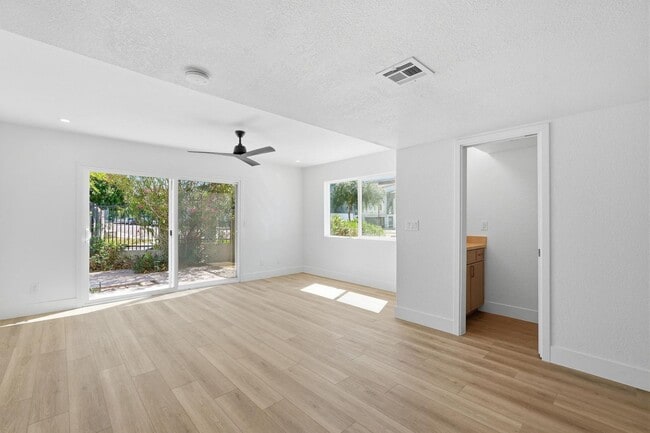 Building Photo - 122 S Hardy Dr