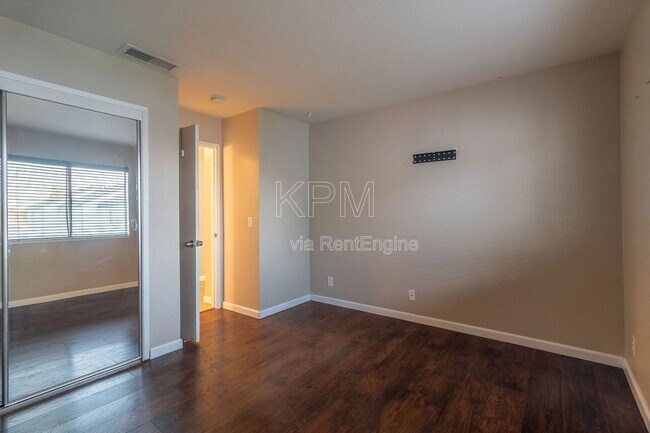 Building Photo - 445 Almond Dr