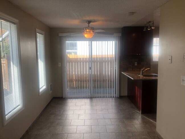 Building Photo - Inner SE Portland Duplex!