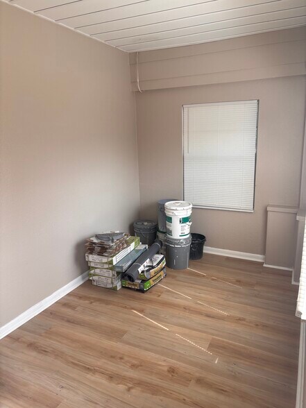 Sunroom at the entrance - 617 Ivy St