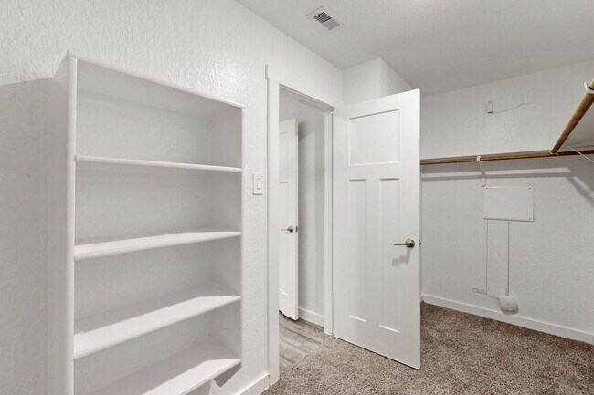 Building Photo - 3 Bedroom, 2 Bath in Midtown Subdivision C...
