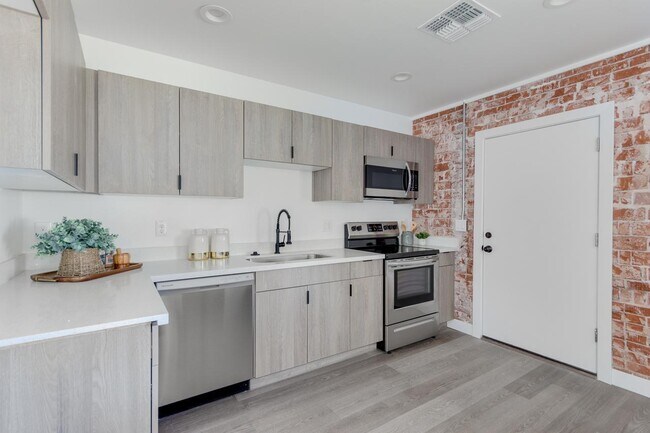 Building Photo - 2512 E Thomas Rd