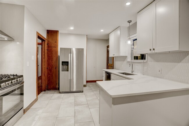 Building Photo - 806 Sue St