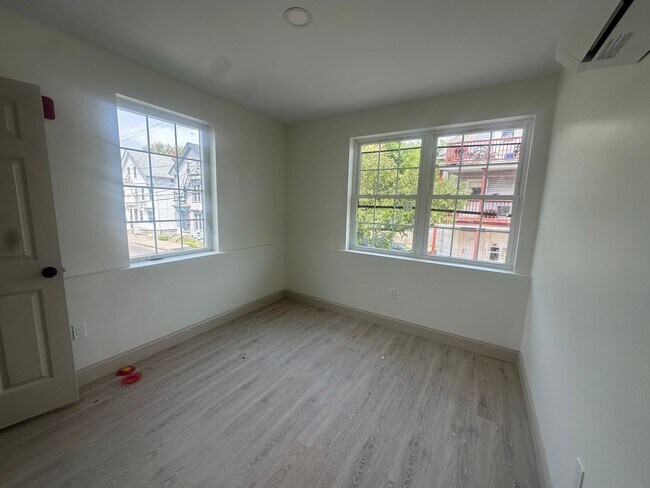 Building Photo - Beautifully Renovated 1 Bedroom Apartment
