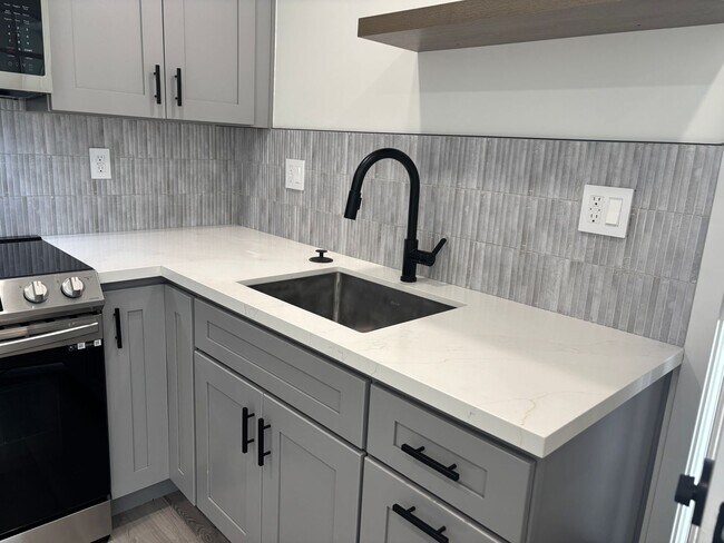 Interior Photo - 1219 S Lake St