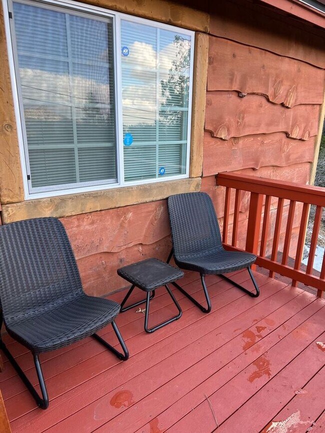 Building Photo - 3 bedroom/ 3 bath. Fully furnished ready f...