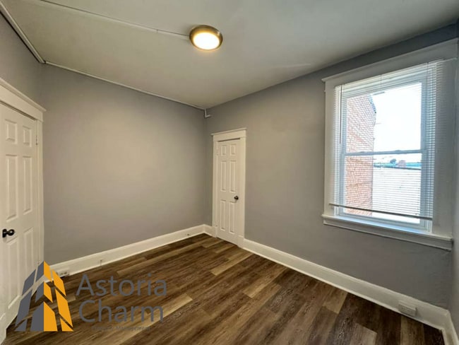 Building Photo - 4 Bedroom or 3 Bedroom with Den Home with First Floor Bedroom on Homestead Street