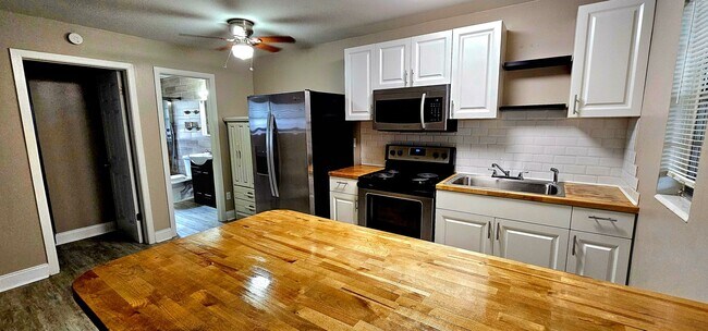 Building Photo - Titusville Apartment Including ALL Utilities!