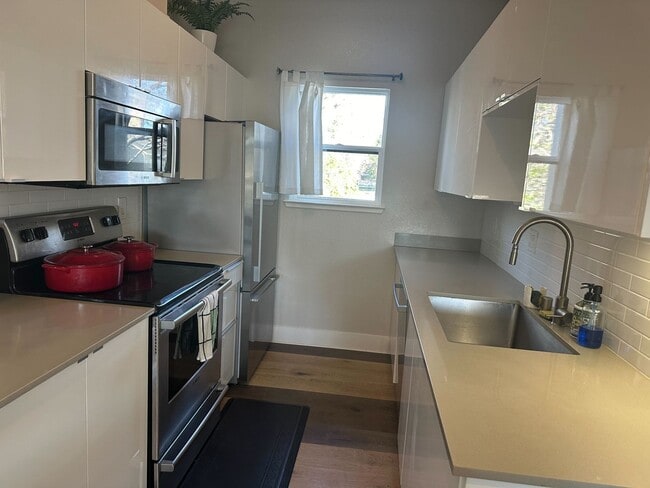 Building Photo - 2 bedroom / 2 bath condo - Waterfront Avai...