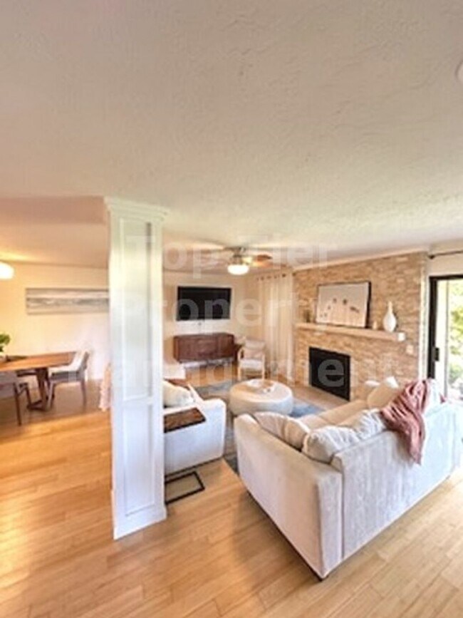 Building Photo - **Beautiful, Fully-Furnished 2 bed / 2.5 bath Townhome in Coastal Carlsbad - Available 12/01**