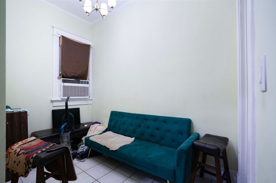 Building Photo - Charming Historic 2BR Apartment with Garag...