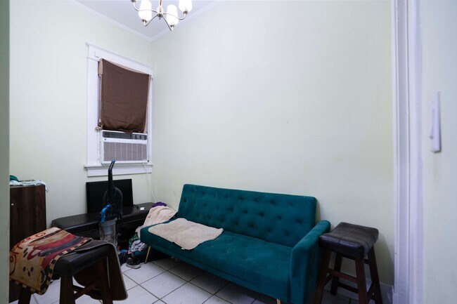 Building Photo - Charming Historic 2BR Apartment with Garag...