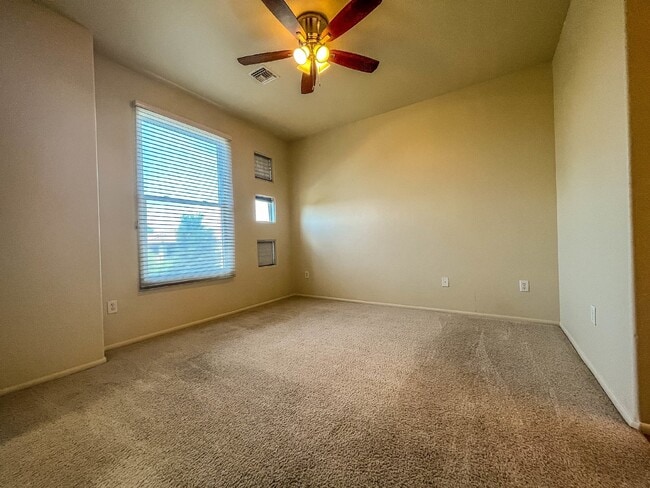 Building Photo - 3 Story townhome