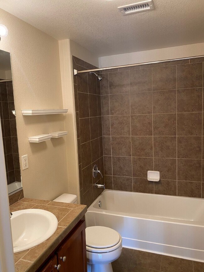 Building Photo - Spacious 2-Bed/2-Bath Cry Creek Crossing C...