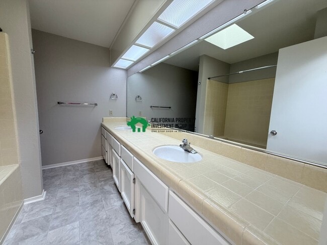 Building Photo - 1608 Hood Rd