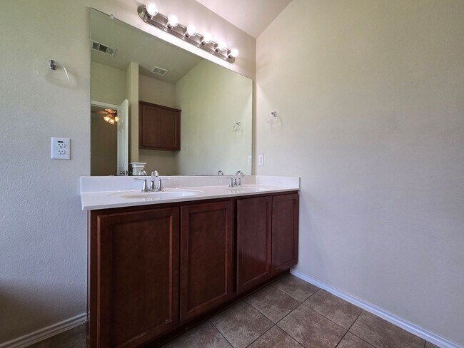 Building Photo - 4804 Bayer Hollow Dr