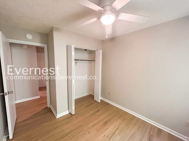 Building Photo - 3 Bed/1.5 Bath Townhome with Off-Street Parking / Available Soon!