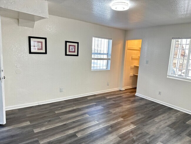 Building Photo - 1317