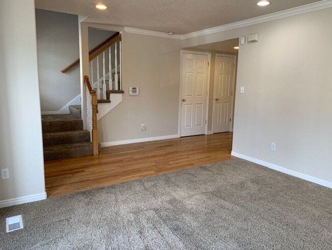 Building Photo - Beautiful Townhome in Amazing Location!