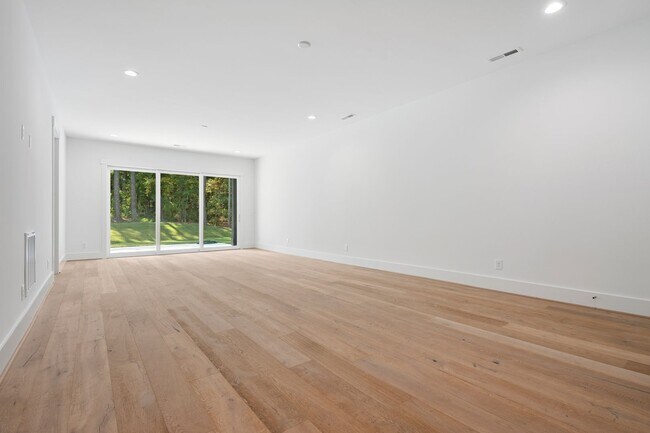Building Photo - Custom 5 bedroom, 5 bathroom home with Woo...