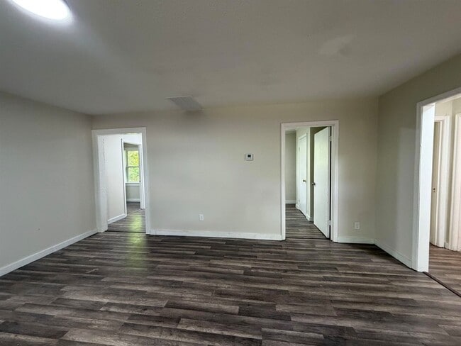 Building Photo - 8 E Brooks Rd