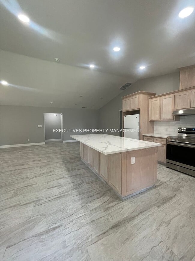 Building Photo - 1957 CA-140