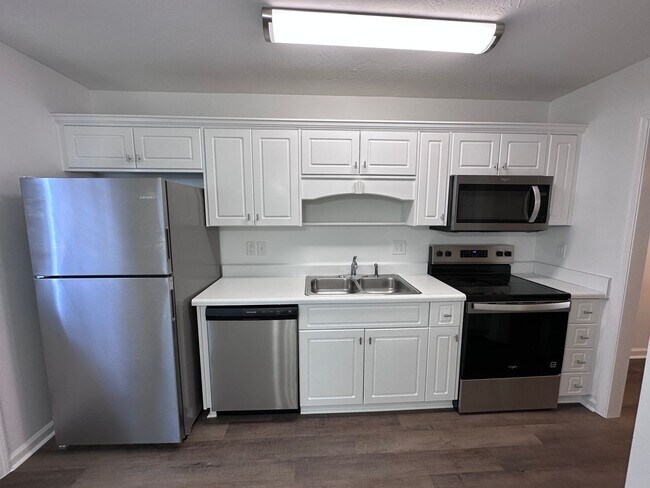 Building Photo - UPDATED TOWNHOME IN EVANS