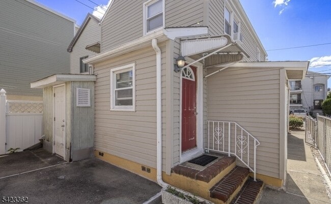 Building Photo - 66 Garrison St