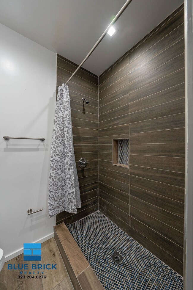 Building Photo - 5239-5241 Huntington Dr -