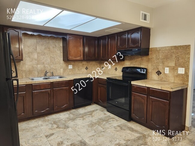 Building Photo - 2565 N Fair Oaks Ave