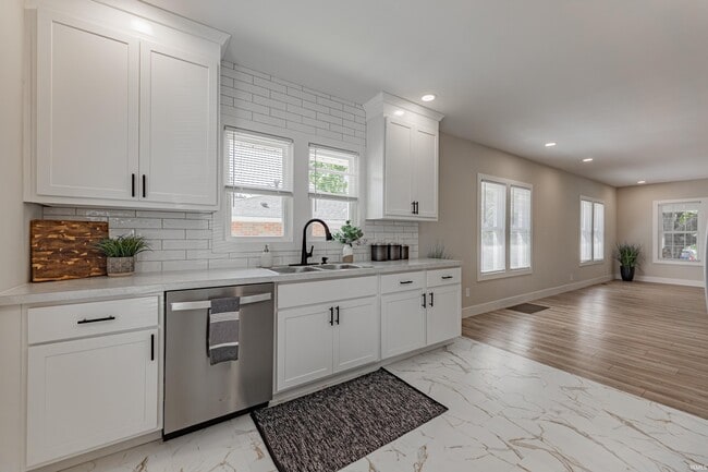 Building Photo - 808 S Cullen Ave